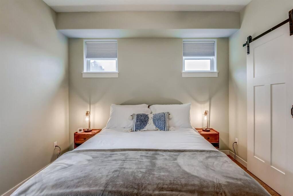 New Tri-Level Home With Ocean View And 3 En-Suite Bedrooms! Depoe Bay Kültér fotó