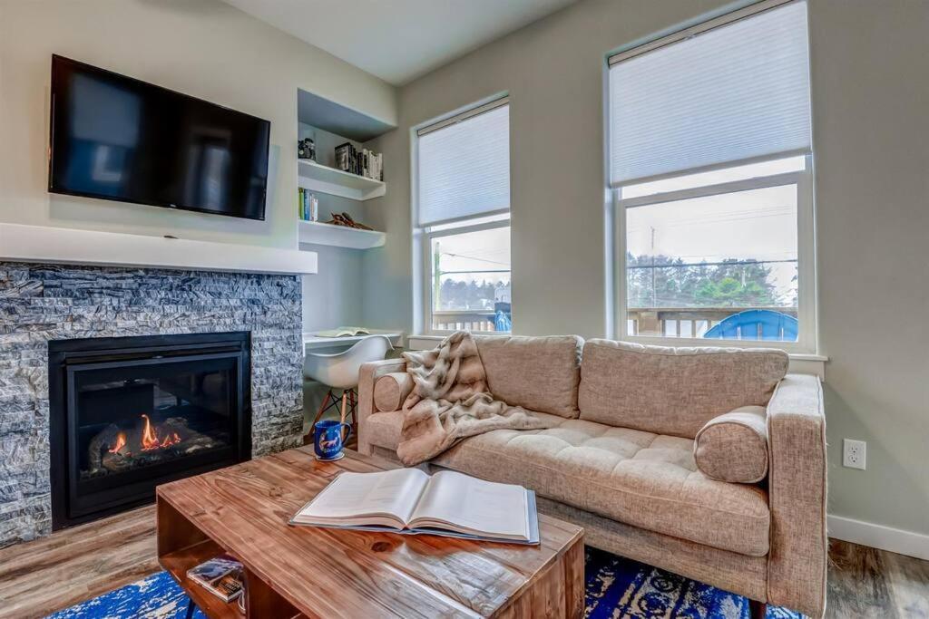 New Tri-Level Home With Ocean View And 3 En-Suite Bedrooms! Depoe Bay Kültér fotó