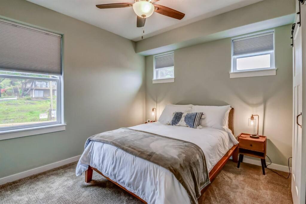 New Tri-Level Home With Ocean View And 3 En-Suite Bedrooms! Depoe Bay Kültér fotó