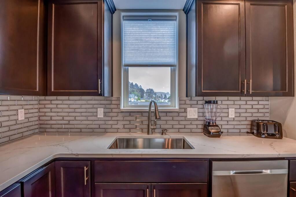 New Tri-Level Home With Ocean View And 3 En-Suite Bedrooms! Depoe Bay Kültér fotó