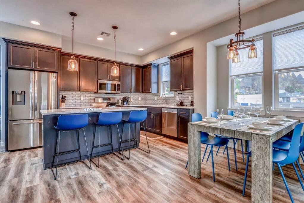 New Tri-Level Home With Ocean View And 3 En-Suite Bedrooms! Depoe Bay Kültér fotó