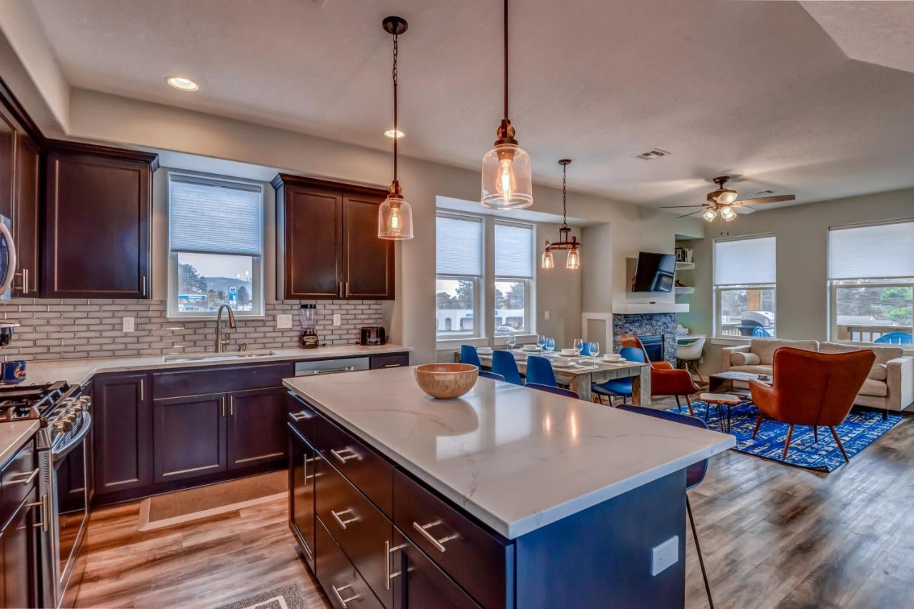 New Tri-Level Home With Ocean View And 3 En-Suite Bedrooms! Depoe Bay Kültér fotó